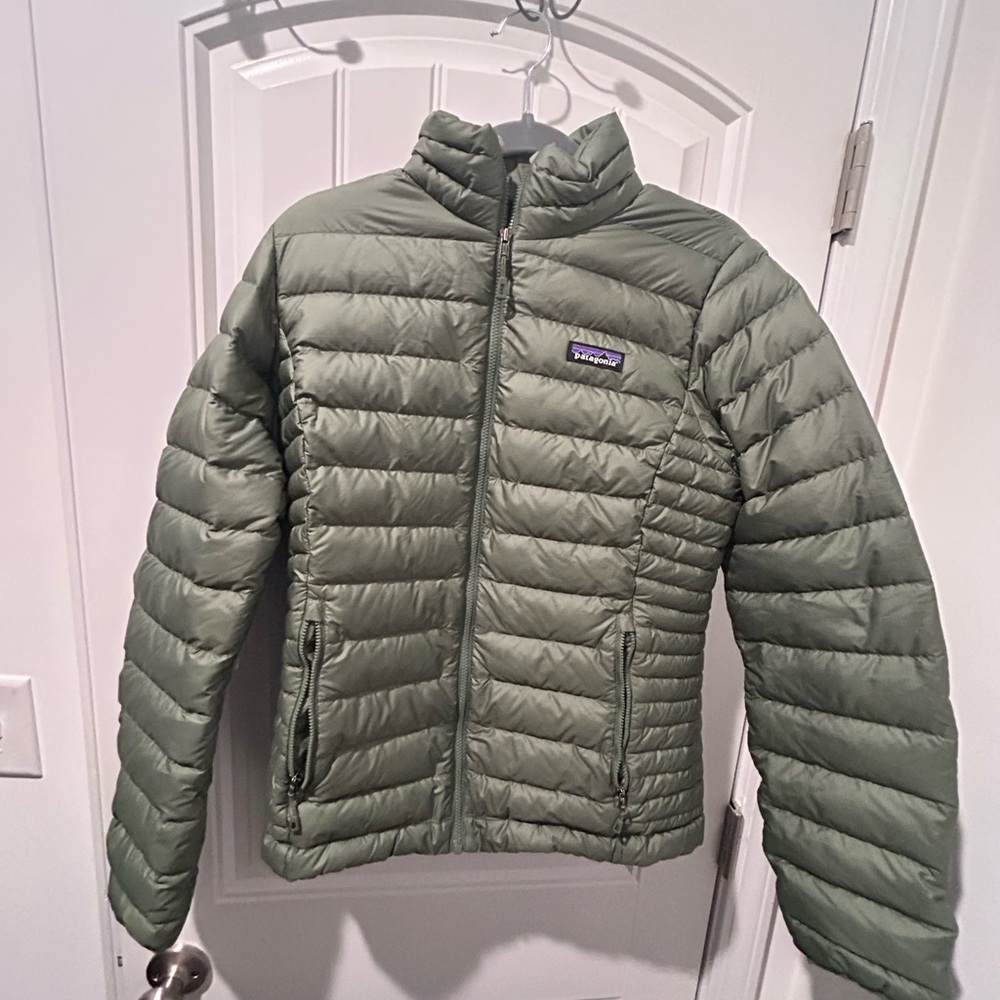 Patagonia women’s down sweater puffer jacket size Medium, green winter coat